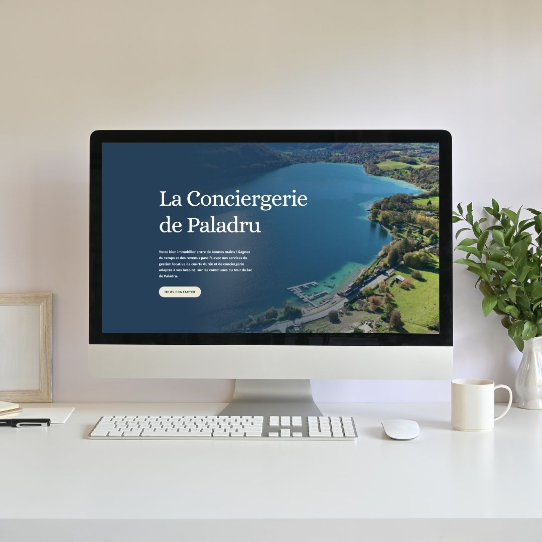 Bureau blanc avec ordinateur et plante