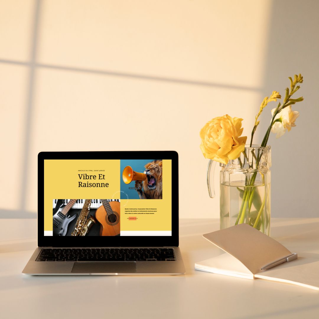 Ordinateur portable avec site internet jaune et blanc vase avec bouquet de fleurs jaunes