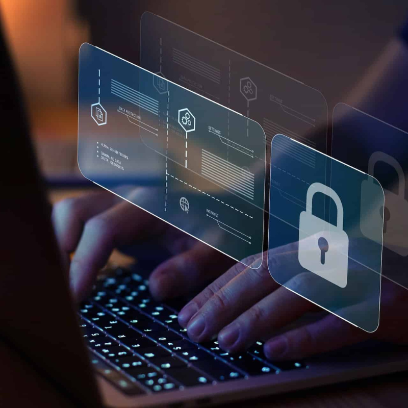 Rédaction-web-ingénieur-cybersécurité Saisie sur ordinateur portable avec icônes de cybersécurité et de protection des données, illustrant la sécurité informatique et la confidentialité numérique