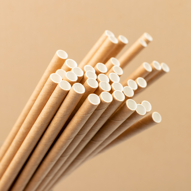 Rédaction-web-soyez-frères Pailles en papier kraft sur fond beige